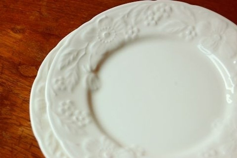 日本 IZAWA  Flora古典花园 立体花样蛋糕盘 米白 - 浅碟/小碟子 - 其他材质 白色