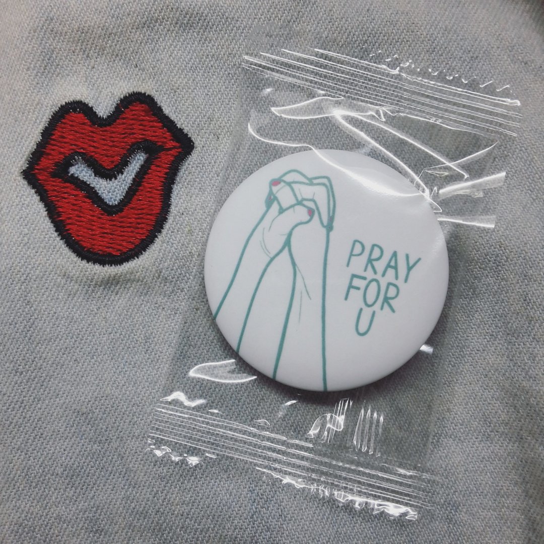 / 为你祈祷Pray for you / 雾面胸章-44mm - 徽章/别针 - 塑料 