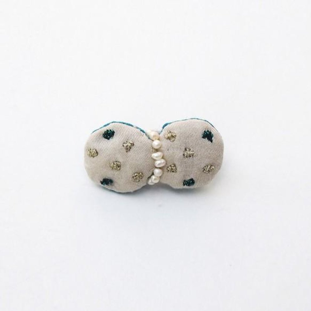 Small sparkling embroidery brooches 005 No. 3 【Order production】 - 胸针 - 棉 卡其色