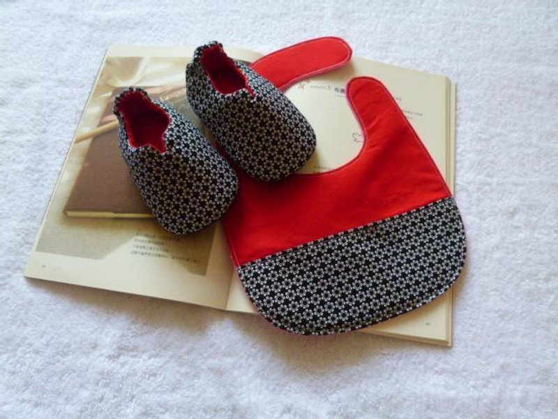 黑底小花 周岁生日礼物 (宝宝鞋+防水围兜) - 围嘴/口水巾 - 棉．麻 黑色