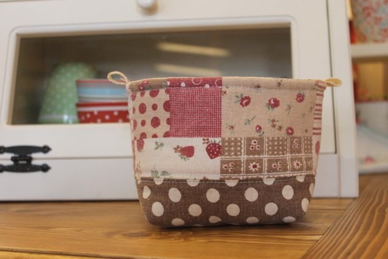 Oleta的生活杂货╭＊【水洗棉米格啡点草莓铺棉布盒】 - 摆饰 - 其他材质 咖啡色