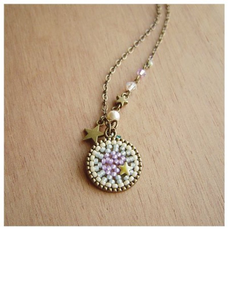 圣诞交换礼物 :: 马赛克＊小花砖 :: 小星星(奶油黄+苹果绿+紫罗兰)。2way不对称长项链。圆。拼贴。对比。俏丽。美式。swarovski - 长链 - 其他金属 卡其色