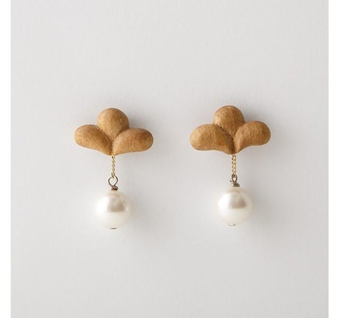 Leaf motif earrings / Hand carved wooden designed earrings - 耳环/耳夹 - 木头 咖啡色