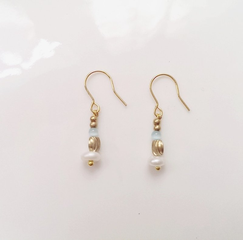 天然石小巧手工耳环 金色、猫眼石、珍珠 【爱琴海边的灯塔】 - 耳环/耳夹 - 其他金属 蓝色