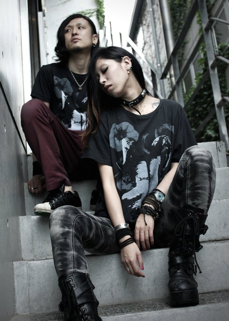 S.H.I.T.x日本地下摇滚乐团wombscape联名短T / Oversize T - 女装 T 恤 - 棉．麻 黑色