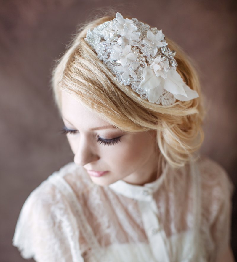 《Being of Love》"Aine"全手工珠子刺绣蕾丝拼贴头饰／复古新娘髪饰／西式婚礼手工制婚礼配饰 - 发饰 - 绣线 白色