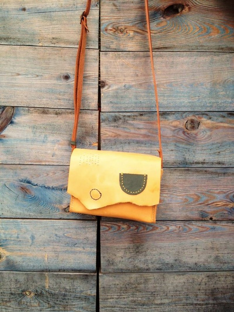 嬷嬷皮革肩背包 - 侧背包/斜挎包 - 真皮 金色