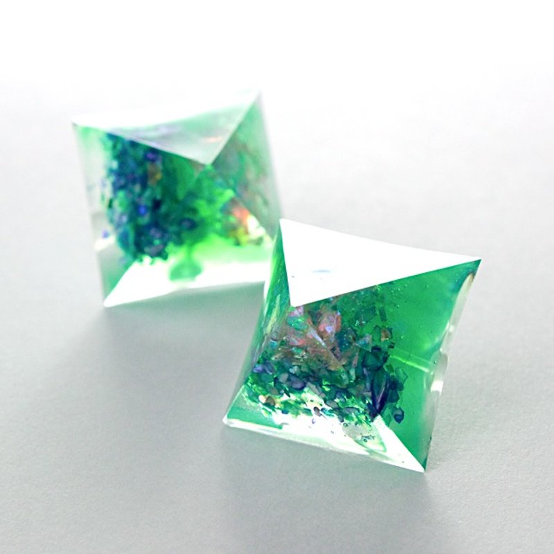 Pyramid earrings (Forest goldfish) - 耳环/耳夹 - 其他材质 绿色