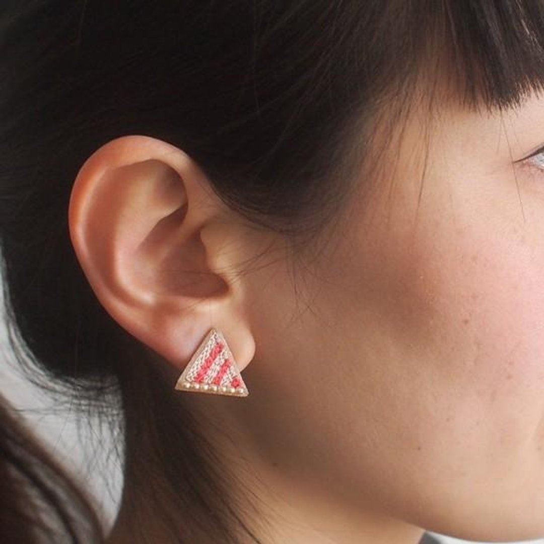 stud earrings "stripe triangle" - 耳环/耳夹 - 绣线 粉红色