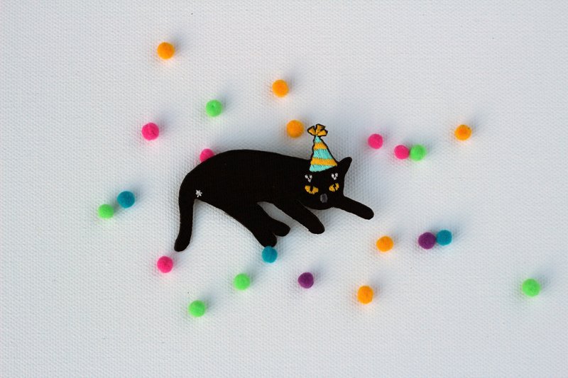 臭屁黑绣花别针( * ) - 胸针 - 其他材质 黑色