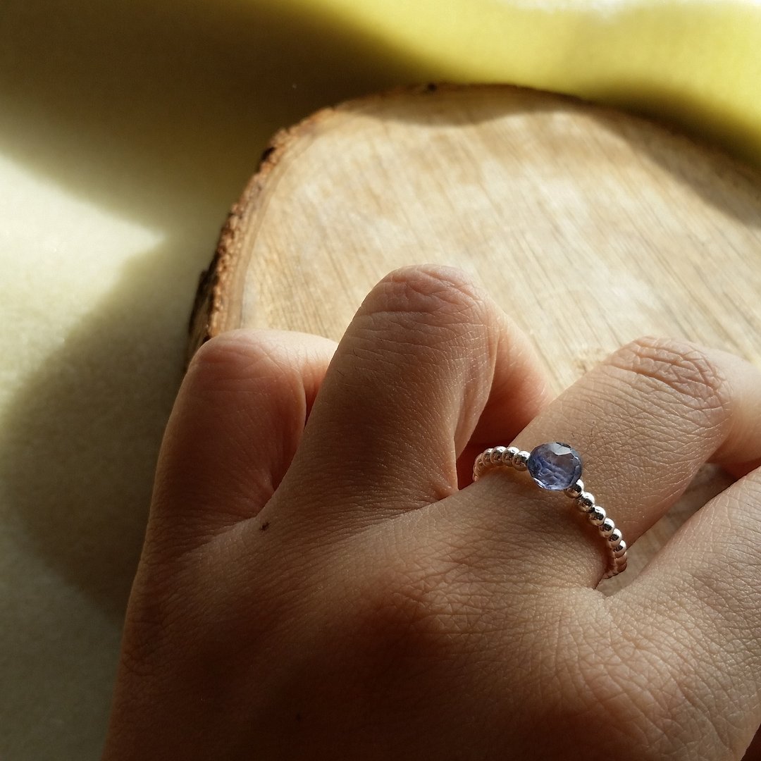 Please provide size when order- 925 silver ring with cordierite切面堇青石 925纯银小圆珠戒指 - 戒指 - 宝石 紫色
