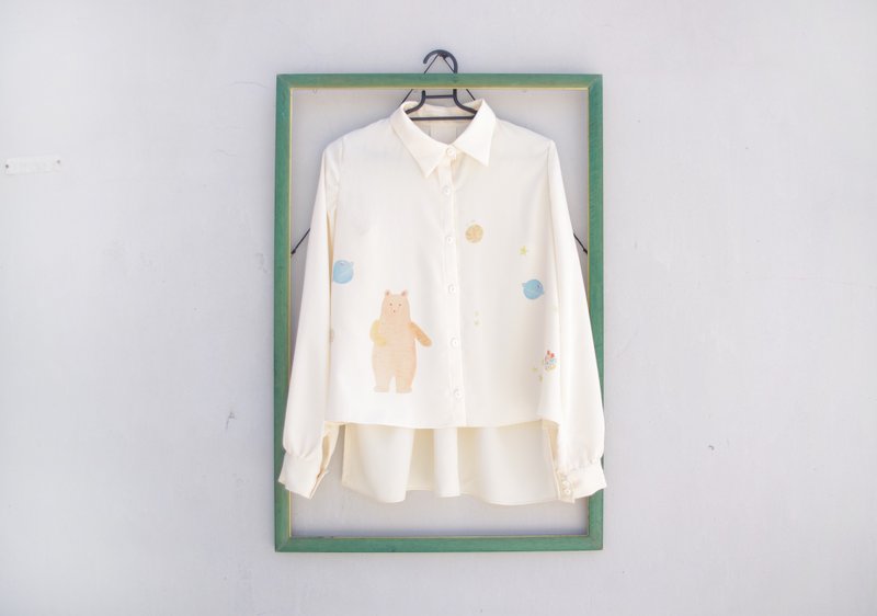 独立手作 插画绘本米白长袖衬衫-不吃肉大熊与蓝色星球少女page1 - 女装衬衫 - 其他材质 黄色