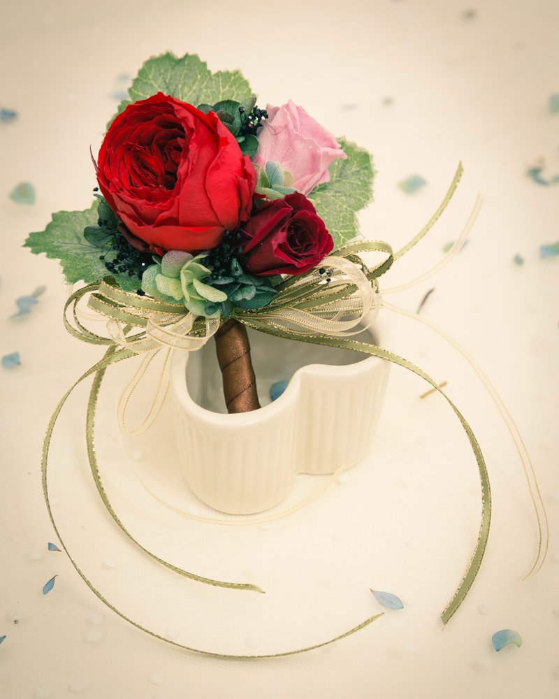 Kinki手作 玫瑰盛夏 不凋花胸花 新郎胸花 伴郎胸花 主婚人胸花 时尚胸花 - 胸针 - 植物．花 红色