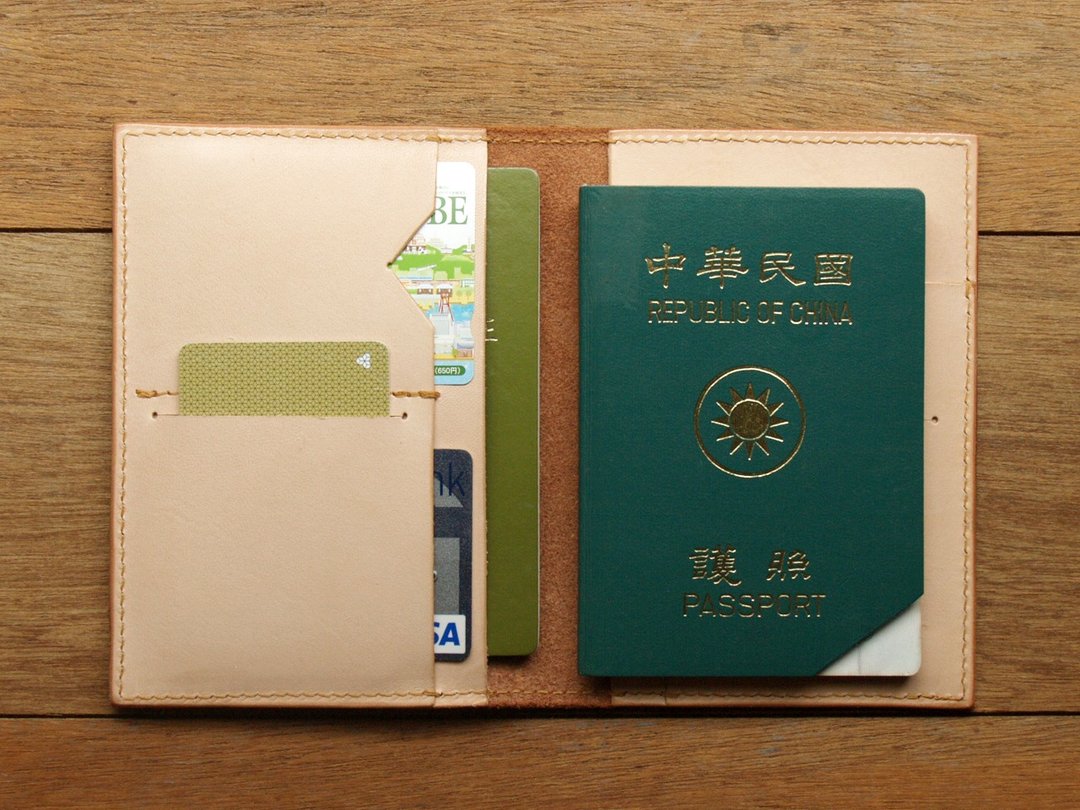 【定制化刻印】Classic Tan 手工真皮护照夹/护照套 (礼盒包装) - 护照夹/护照套 - 真皮 橘色