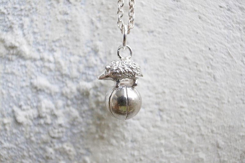 Human Free Nano系列~纯银超迷你刺猬玩球项链(银) - 项链 - 其他金属 灰色