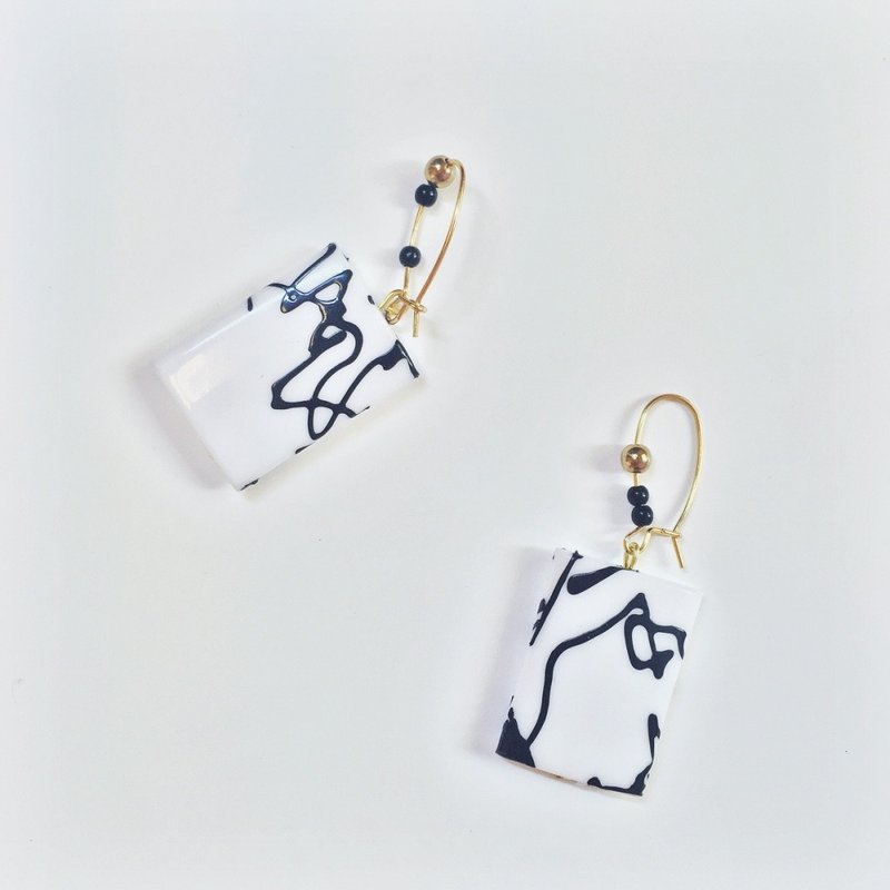 Marygo［白色勾勒黑线条］金色耳环 - 耳环/耳夹 - 其他金属 