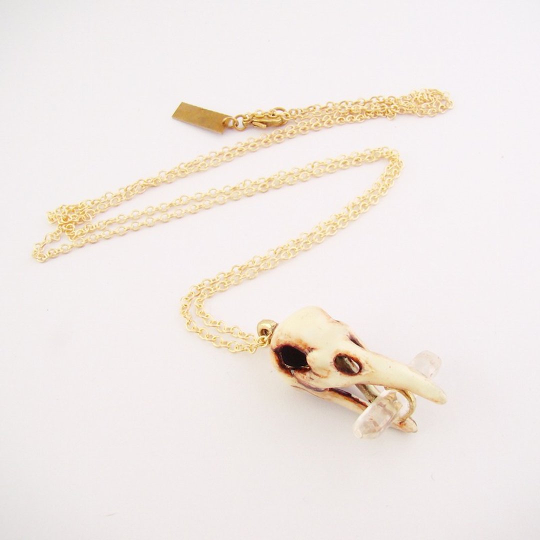 Realistic crow skull in brass with clear quartz stone and oxidized antique color - 项链 - 其他金属 