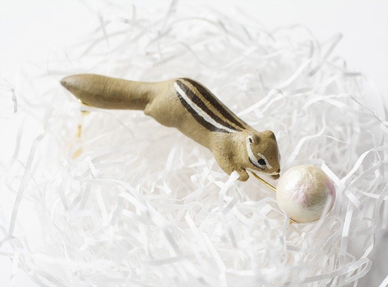 Squirrel earring/Earlobe Chase [gray] - 耳环/耳夹 - 塑料 灰色