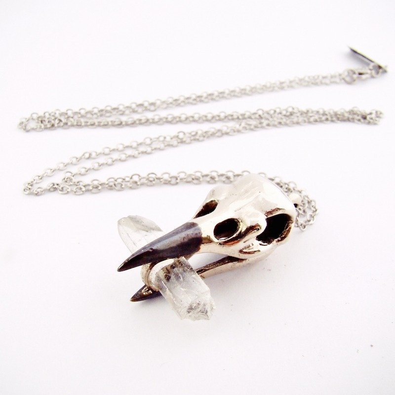 White bronze crow skull with clear quartz stone and oxidized antique color - 项链 - 其他金属 