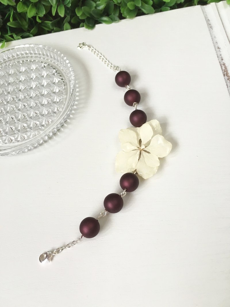 *Haku·Neko* 白色绣球花酒红色磨砂珠手链 (真花系列) - 手链/手环 - 植物．花 红色