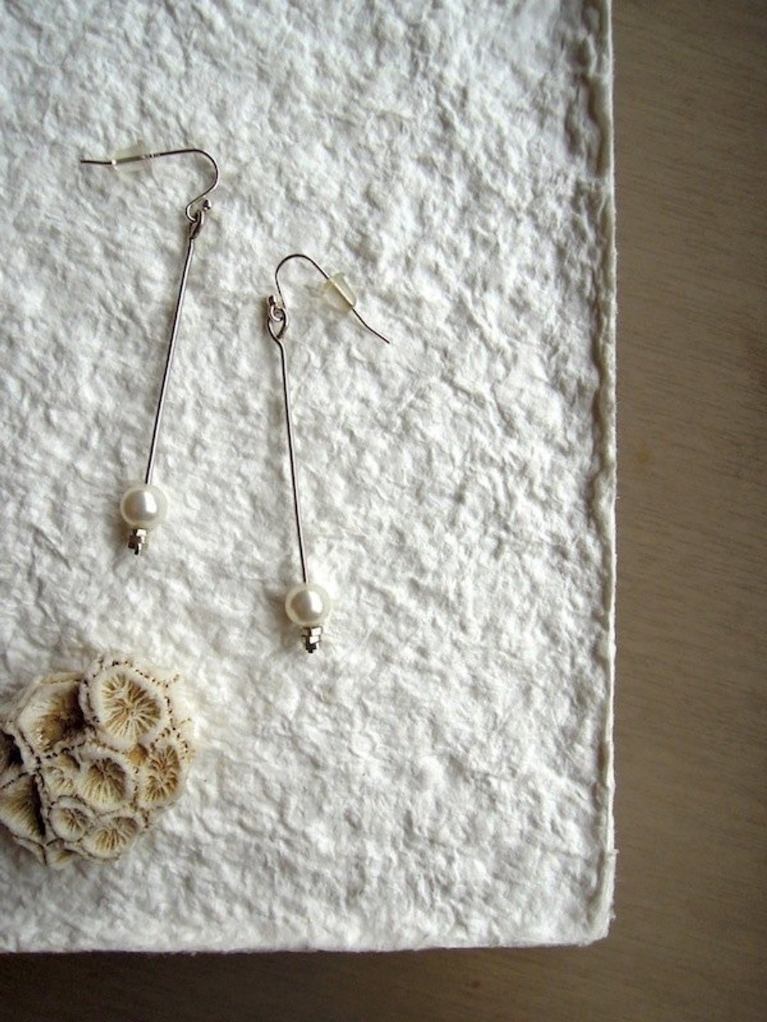 个性不失优雅的珍珠耳环  Pearl Earrings - Crystal pearls with 925 sterling silver - 耳环/耳夹 - 其他金属 灰色