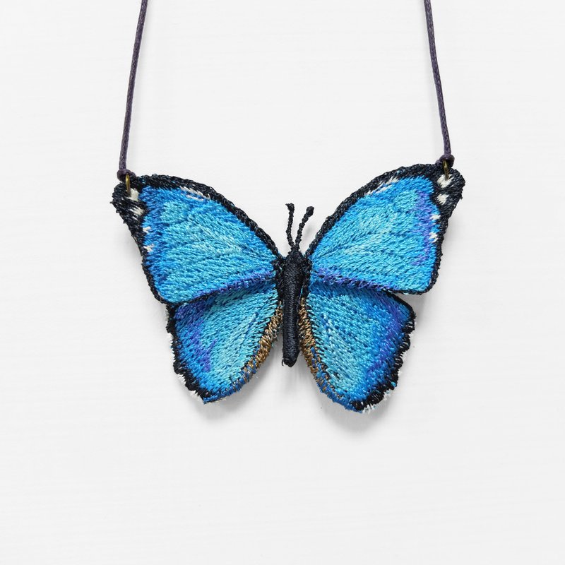 刺绣 蝴蝶 天然石蝴蝶项链 / 大蓝闪蝶 - 项链 - 绣线 蓝色