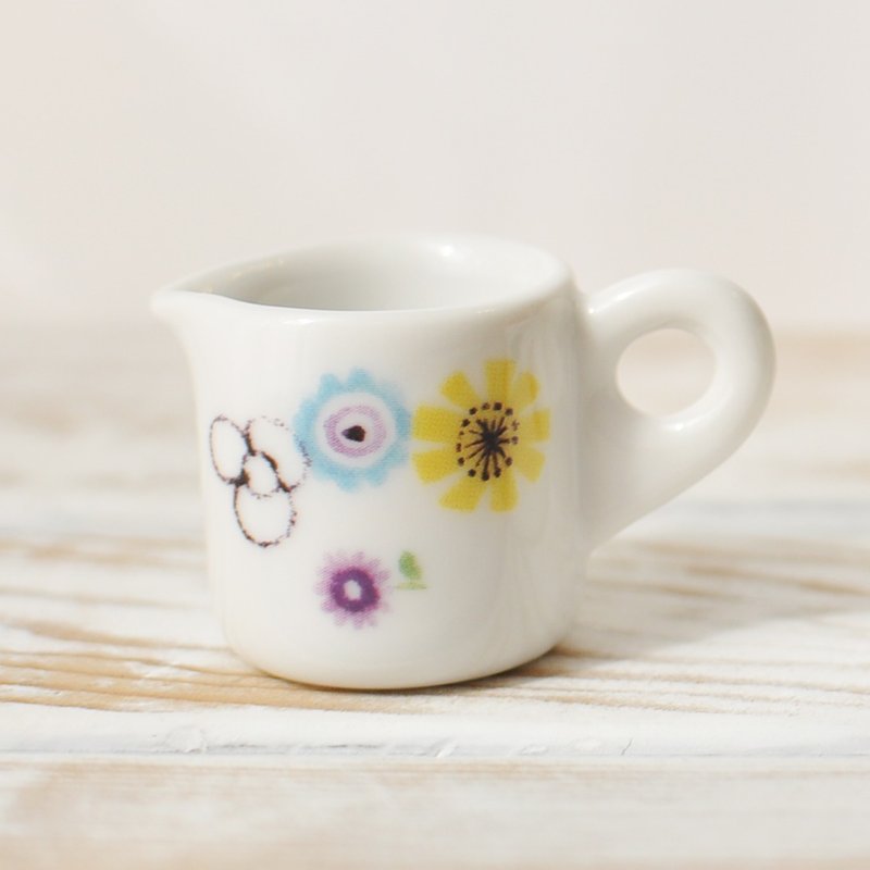 【加藤真治】日本制 花园图案牛奶陶器瓶 / 奶精罐 / 小收纳瓶(双面不同图案) - 调味罐/酱料瓶 - 其他材质 多色