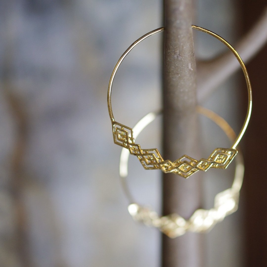 雕花圈圈耳环 CALLISTO HOOP EARRINGS - 耳环/耳夹 - 其他金属 