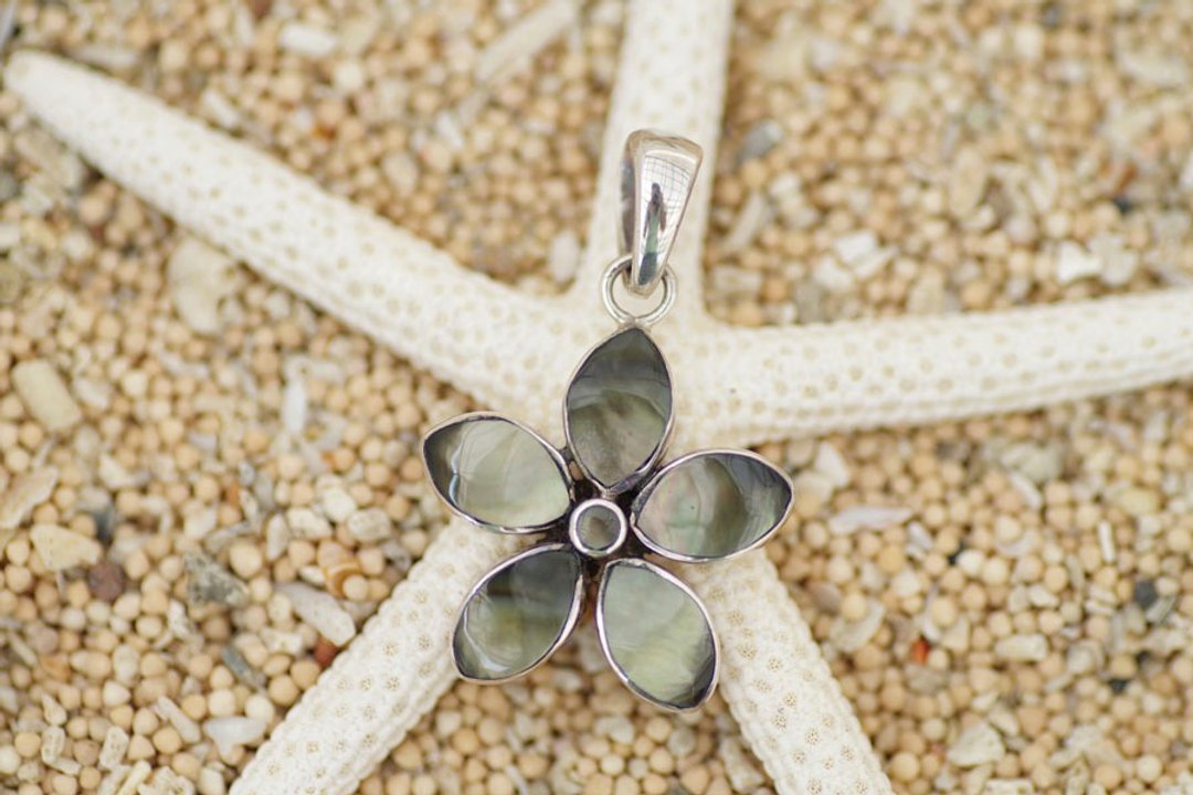 Shell Flower Pendant Top <Tahiti Brown> - 项链 - 宝石 多色