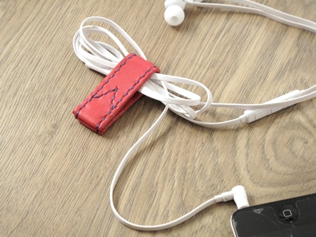 紧贴”夹”着iPhone 耳机线收纳之进化 x 书签 全手缝制 (粉) - 耳机 - 真皮 粉红色