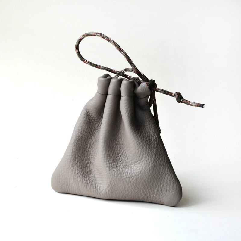 【山神束口锦囊】 牛皮收纳袋 皮革束口袋可放耳机、杂物、墨镜 、行动电源、充电线 礼物 - 化妆包/杂物包 - 真皮 卡其色