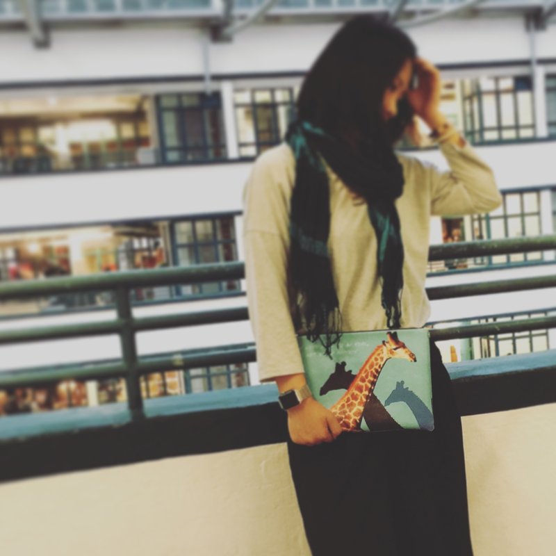 长颈鹿手拿包 Giraffe Clutch by Shuki Design - 手拿包 - 真皮 蓝色