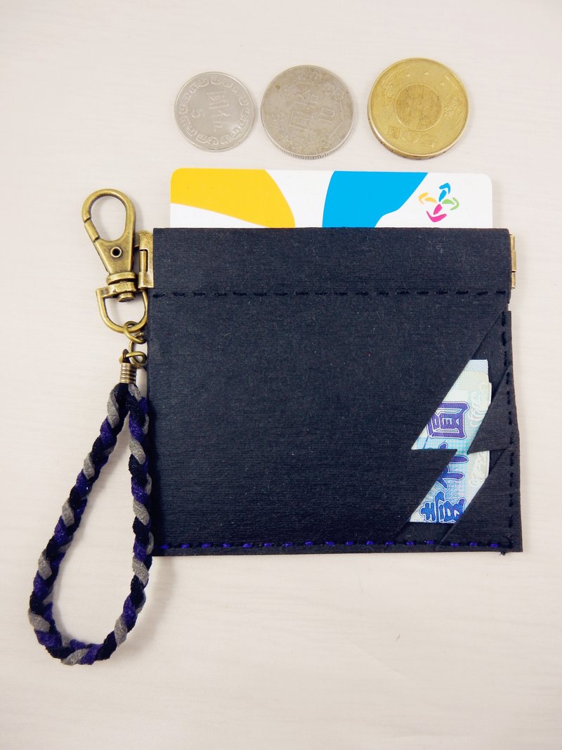 god leading手作-【质感刺绣】手缝大款开口弹片零钱包 可水洗牛皮纸 可加价订制刺绣文字  包包吊饰- 男生 黑色 可放证件大小 - 零钱包 - 纸 黑色