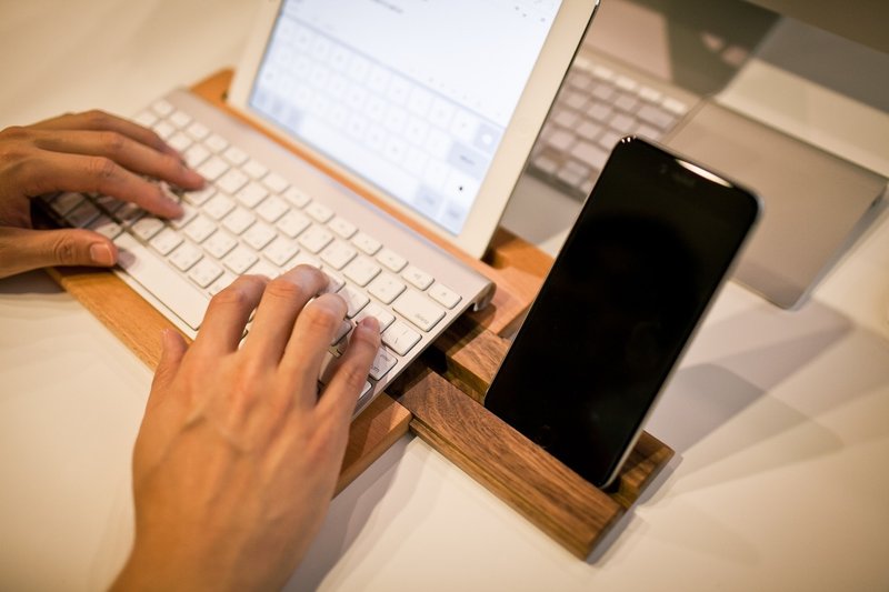 《石三木厂 》ipad air iphone6 多功能电脑原木立架 - 手机壳/手机套 - 木头 金色