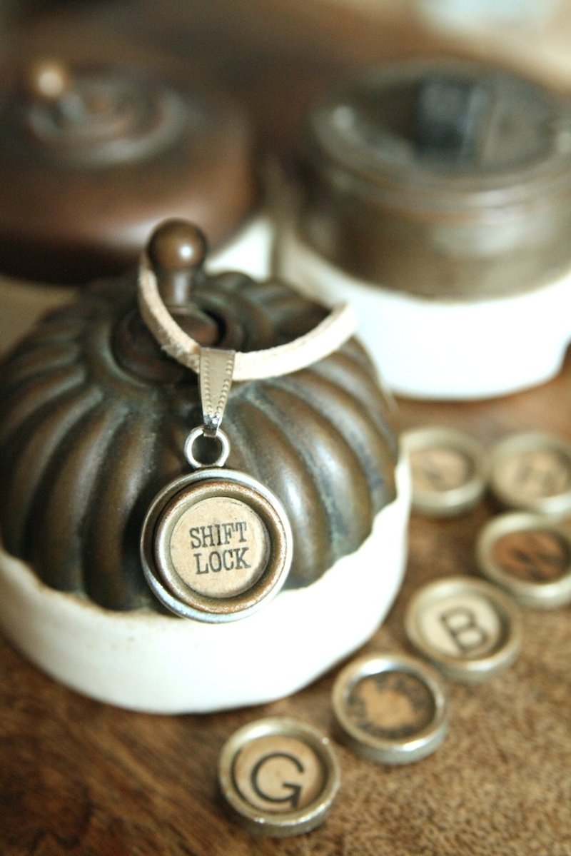 书写钢琴手升级版，经典老件，1920年代白色打字机键盘坠饰 - 项链 - 其他金属 白色