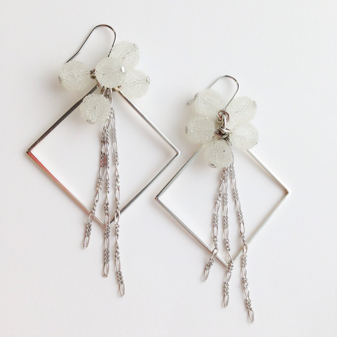 [Order production] earrings / Silver 950 SHIKAKU × icing bonbon: White - 耳环/耳夹 - 其他金属 白色
