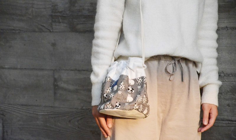 ::浏海树:: 侧背水桶包＿灰底猫咪 (东京限量款) - 侧背包/斜挎包 - 其他材质 灰色