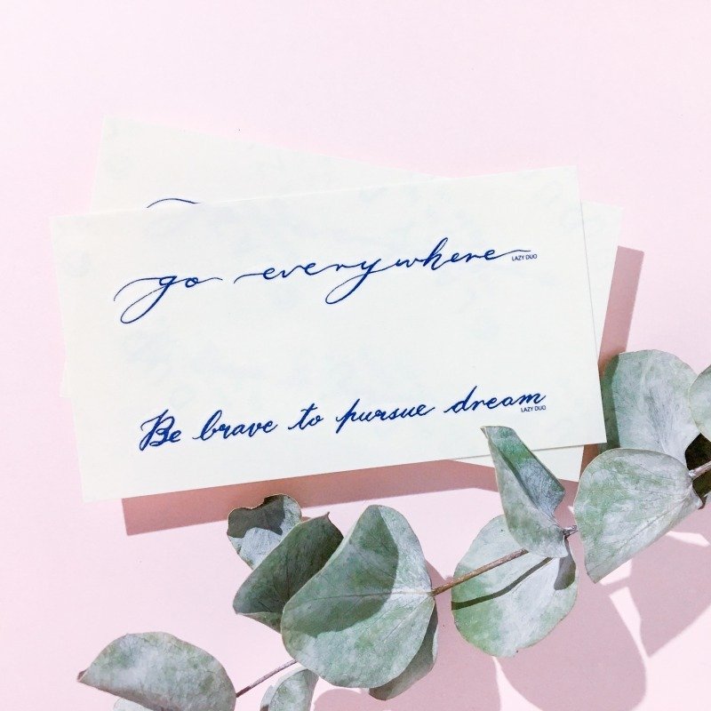 英文字句打气剌青纹身贴纸 自由旅旅背包客 悠长假期流浪勇敢坚强 - 纹身贴 - 纸 蓝色