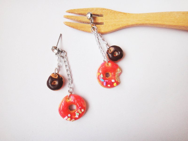 垂坠感被咬过的草莓甜甜圈耳环 - 耳环/耳夹 - 粘土 粉红色