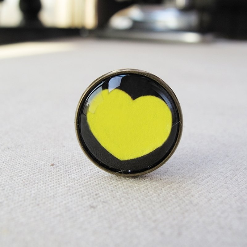 圆形耳夹耳针 - 我的心跟着你总是不在教室里(黑底黄心) - 耳环/耳夹 - 其他金属 黄色