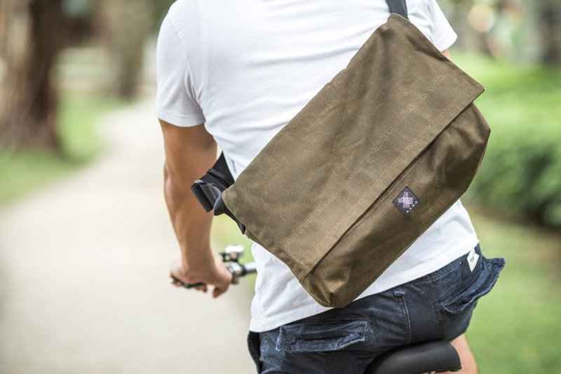 H.A.N.D Messenger Bag 漫游斜背邮差包 斜背包 - 松露啡 - 侧背包/斜挎包 - 其他材质 咖啡色