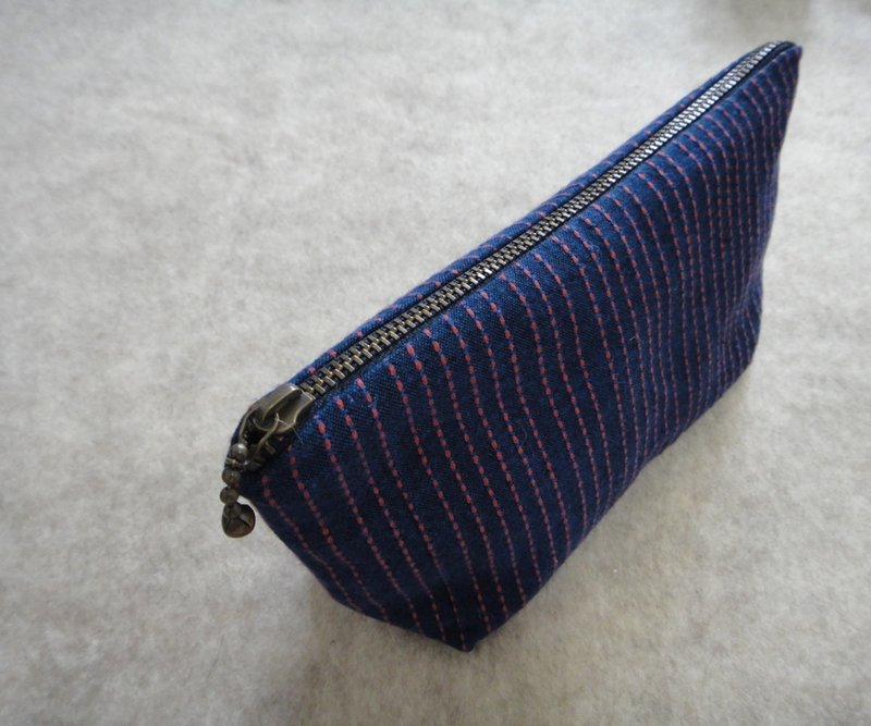 【Addition X Addition_手作．蓝底红线条纹．收纳包】 - 化妆包/杂物包 - 其他材质 蓝色