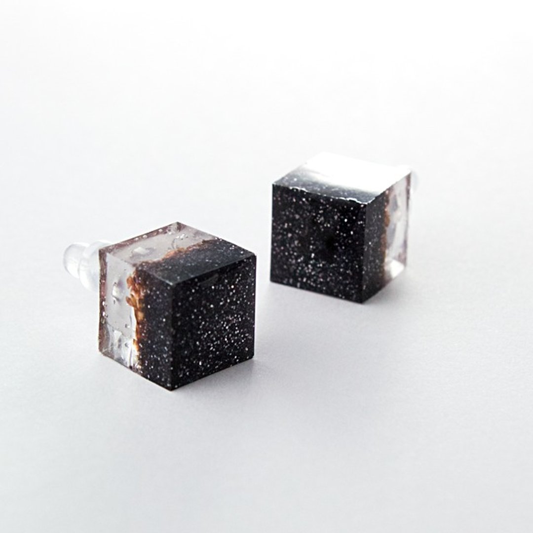 Cube Pierce (filtered water A) - 耳环/耳夹 - 其他材质 黑色