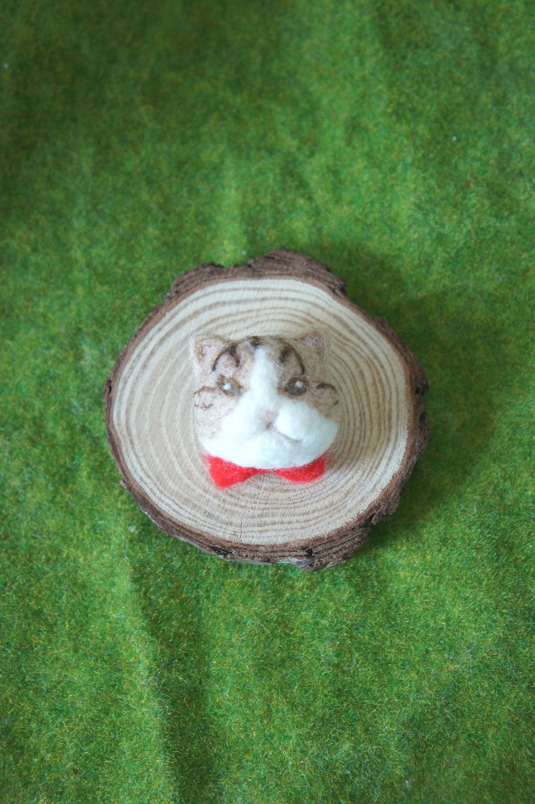 [毛毛兔]羊毛毡红色蝴蝶结猫猫 别针/胸针 订制 - 胸针 - 羊毛 