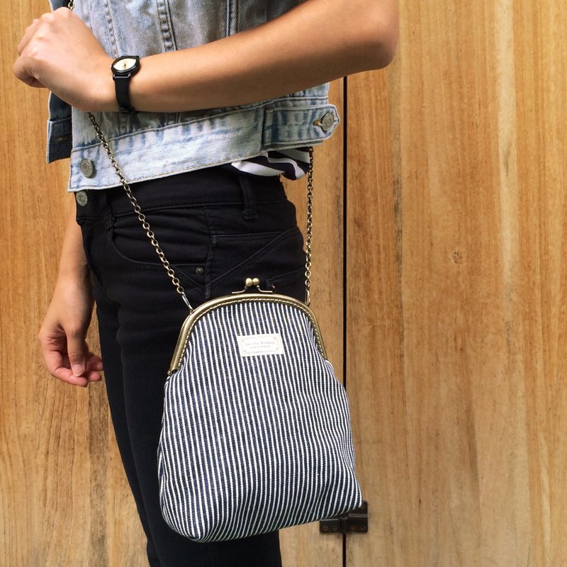 手作古铜口金包 拱型 两用斜背原皮链条包-日本原色条纹单宁 - 侧背包/斜挎包 - 其他材质 蓝色