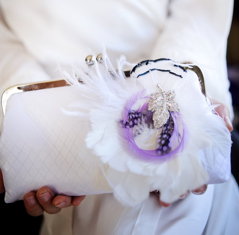 白紫色羽毛水钻胸针晚宴/新娘/伴娘手拿口金包包 - 其他 - 其他材质 白色