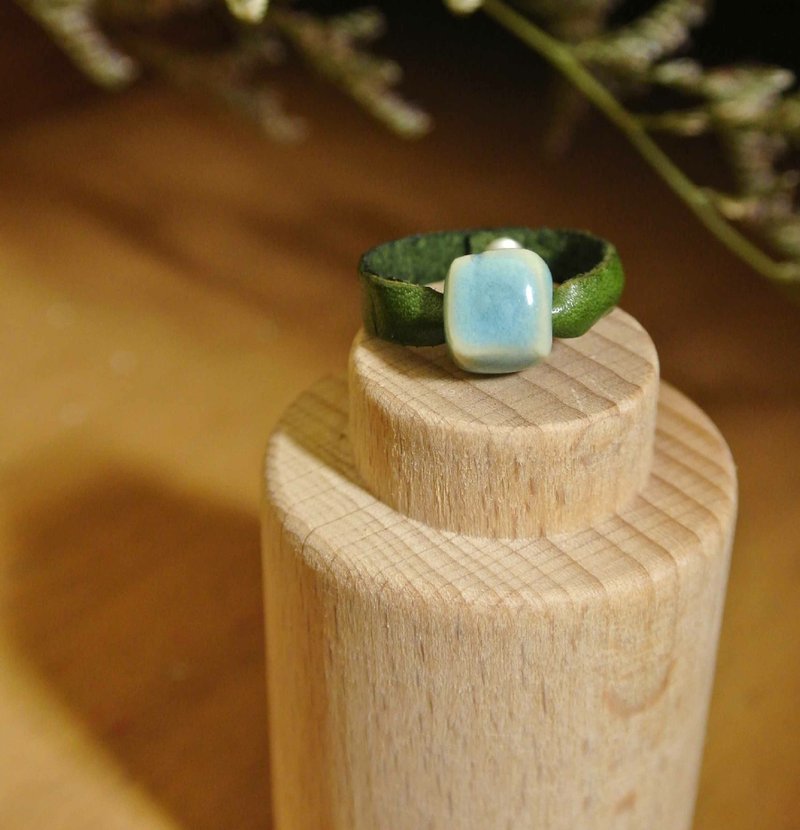 【 T - C 】戒指 皮革 牛皮 日本白瓷 瓷器  限量 自然釉色 无限看不腻色调 摄氏1350高温烧制 - 戒指 - 瓷 