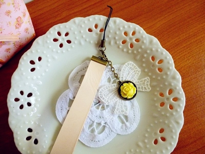 黄玫瑰刺绣大蝴蝶结皮革吊饰/手机吊饰˙定制化打印 - 吊饰 - 真皮 黄色
