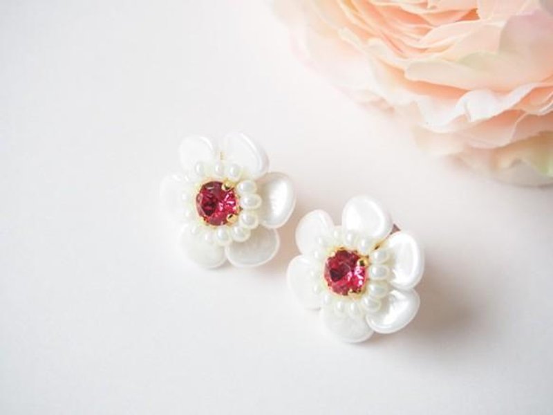 white flower pierce / earring petit (indian pink) - 耳环/耳夹 - 其他金属 