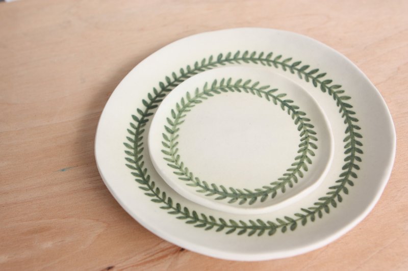 简单系列-裙摆桂冠(大) - 浅碟/小碟子 - 其他材质 绿色